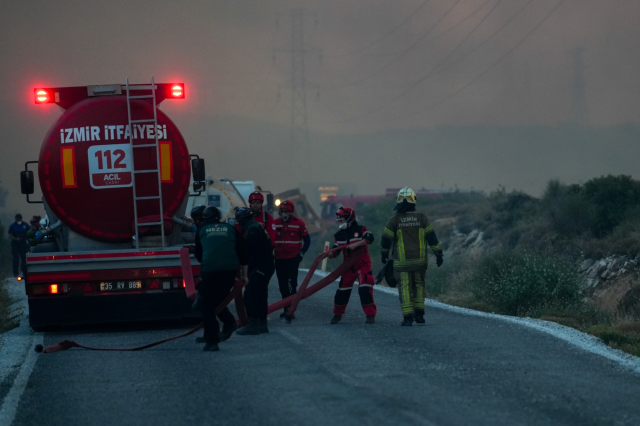 Çeşme'deki orman yangına müdahale eden ekipler alevler arasında kaldı