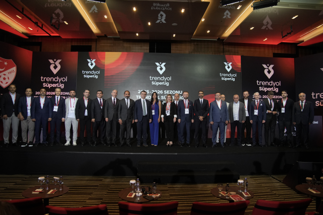 Fenerbahçeli yönetici fikstür çekimindeki fotoğraf karesine girmedi! Sebebi Galatasaraylı o yönetici