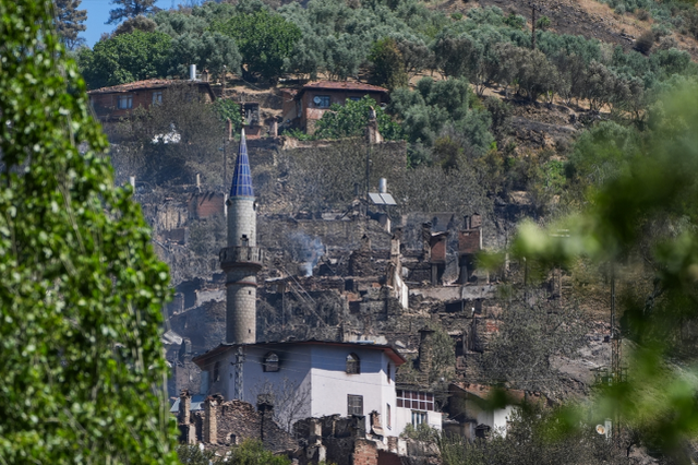 İzmir Ödemiş'teki orman yangını 40 haneli mahalleyi 'hayalet köy'e dönüştürdü