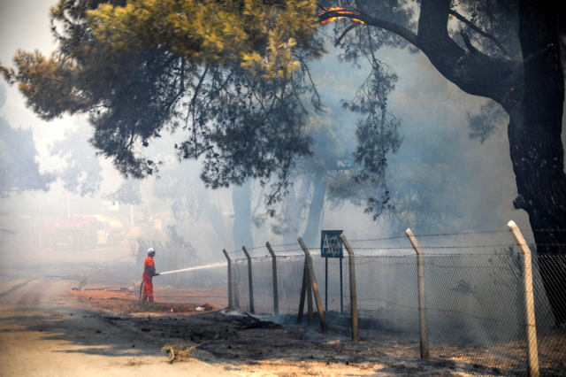 Antalya yine alevlere teslim! Turistler yangına müdahale ediyor