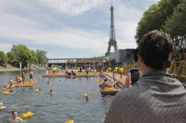 Paris'te 102 yıllık yasak kalktı, Seine Nehri halka açıldı