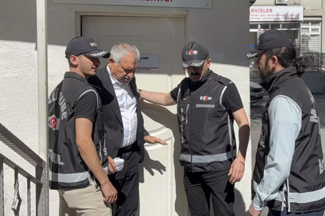 CHP lideri Özgür Özel, Zeydan Karalar'ın tutuklandığını canlı yayında öğrendi
