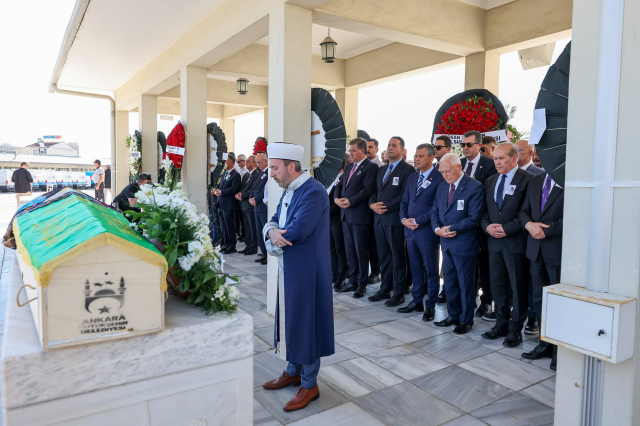 Özel ve Kılıçdaroğlu cenaze töreninde bir araya geldi