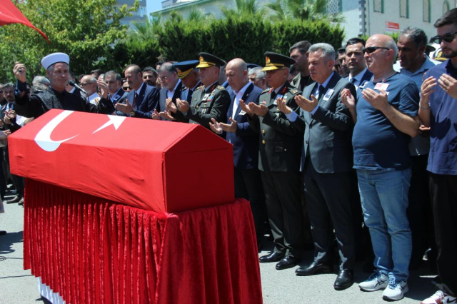 Türkiye kahramanlarını uğurluyor! Şehidin kızından herkesi ağlatan hareket