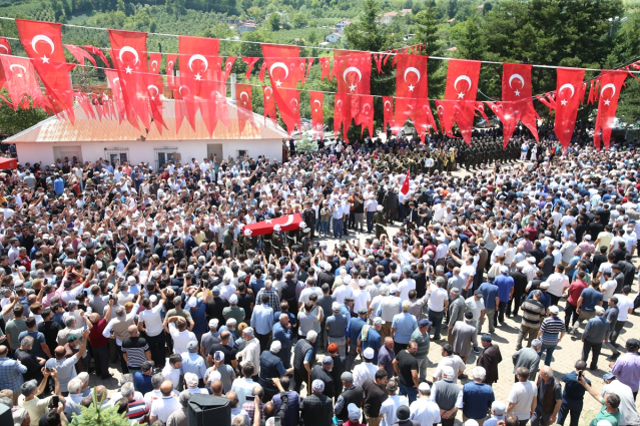 Türkiye kahramanlarını uğurluyor! Şehidin kızından herkesi ağlatan hareket