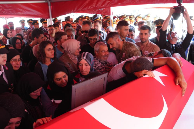 Türkiye kahramanlarını uğurluyor! Şehidin kızından herkesi ağlatan hareket