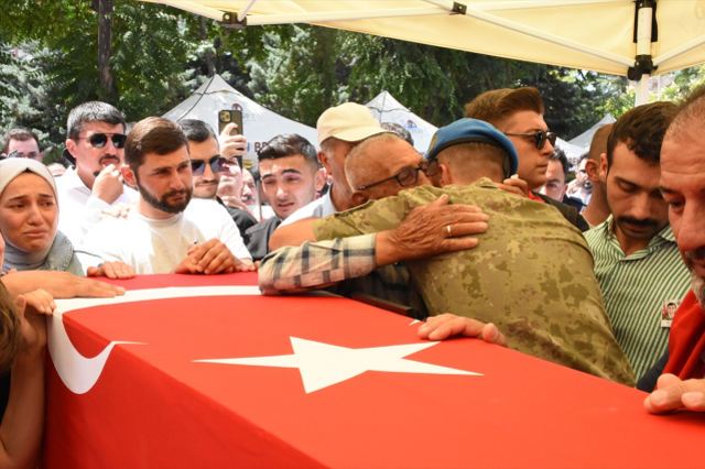 Şehidin silah arkadaşı, dede Ömer Ali Özkanlı'ya sarılarak gözyaşı döktü.