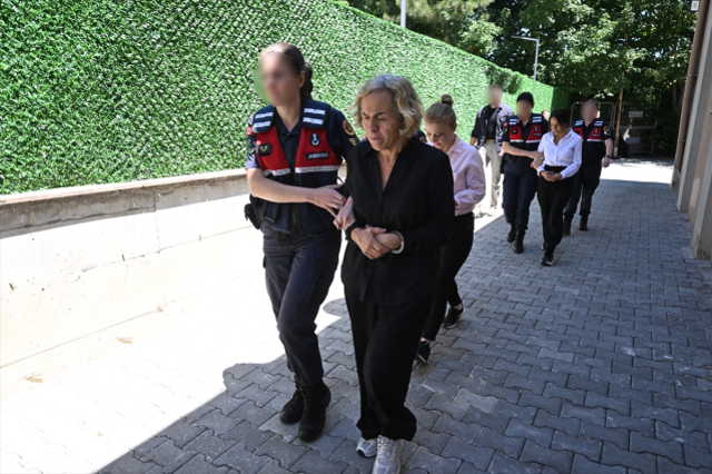 Otel sahibi Halit Ergül'ün eşi Emine Murtezaoğlu Ergül (önde sağda)