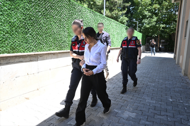 Otel sahibi Halit Ergül'ün kızı Elif Aras (önde sağda)