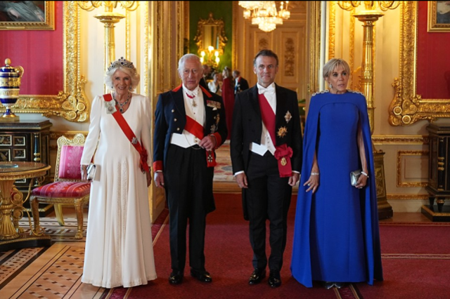 Resmi protokolde incelik mi, fazla samimiyet mi? Macron ve Kate'in tartışmalı anı