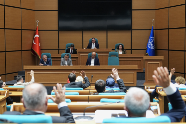 Üsküdar Belediye Meclisinde baklava tartışması nedeniyle oturuma ara verildi
