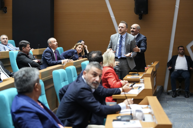 Üsküdar Belediye Meclisinde baklava tartışması nedeniyle oturuma ara verildi