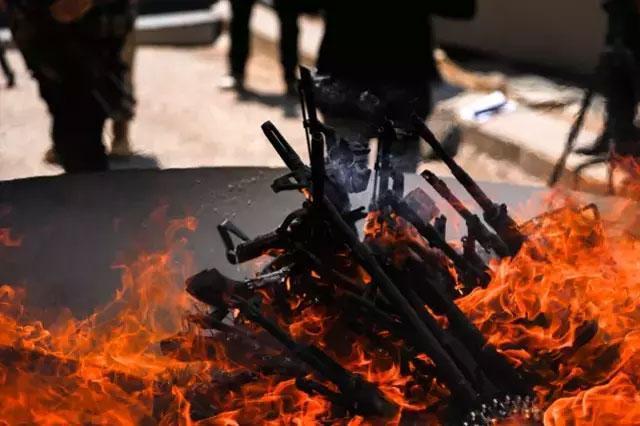 Bakan Tunç, PKK'nın silah bırakmasını böyle yorumladı: Bugün kardeşliğimize vurulan hançer çıkarıldı