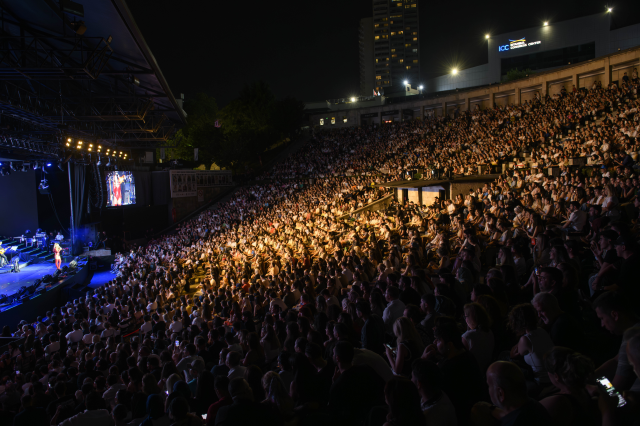Hadise Harbiye'yi salladı! Yatakta dans, sahnede duş...