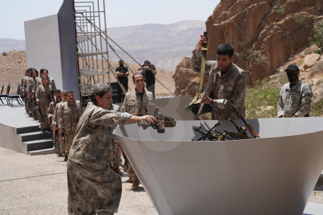 İlk görüntüler geldi! İşte PKK'nın silahları yaktığı anlar