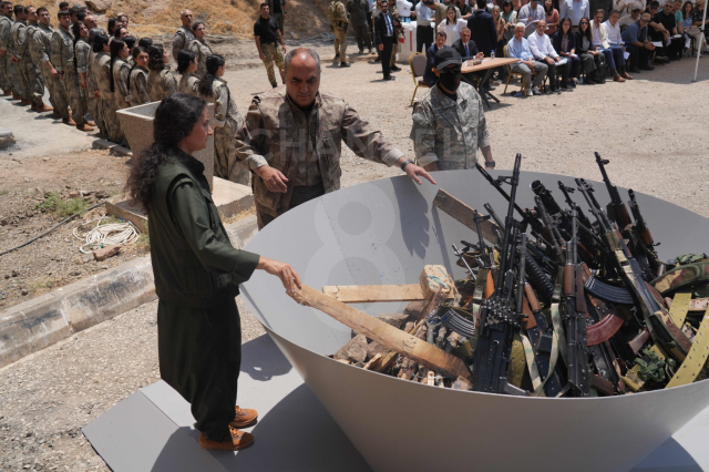 PKK'nın silahlarını imha edildiği törende kimler yar aldı? Bese Hozat da silahını yaktı