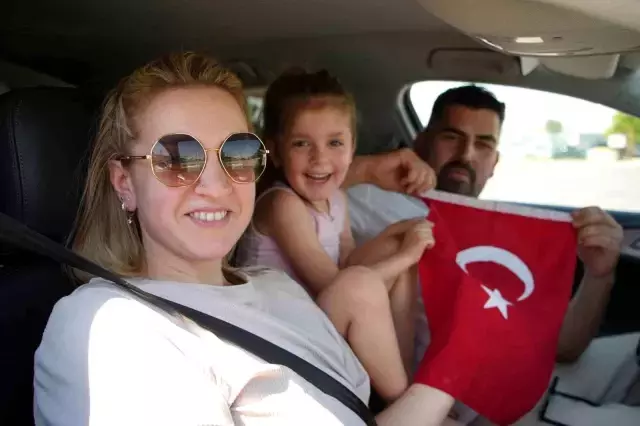 Günlerce yol yapıp, saatlerce bu kuyrukta bekliyorlar