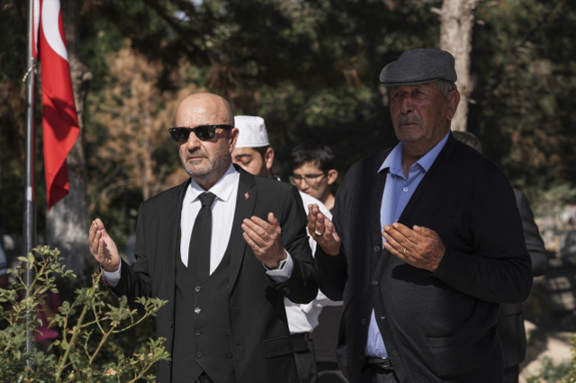 15 Temmuz'da tarihi emir vermişti! Zekai Aksakallı, Ömer Halisdemir'in kabrini ziyaret etti