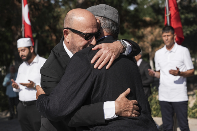 15 Temmuz'da tarihi emir vermişti! Zekai Aksakallı, Ömer Halisdemir'in kabrini ziyaret etti