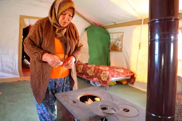 Herkes yaz sıcağında kavrulurken onlar soba yakıyor