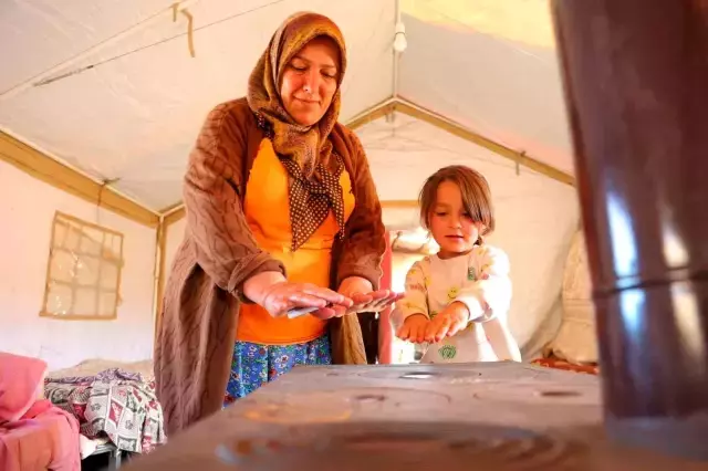 Herkes yaz sıcağında kavrulurken onlar soba yakıyor