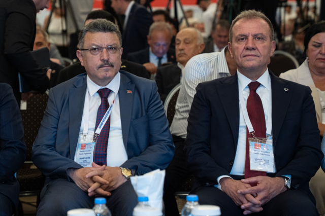 Mersin Büyükşehir Belediye Başkanı Vahap Seçer (sağda) ve Trabzon Büyükşehir Belediye Başkanı Ahmet Metin Genç (solda)