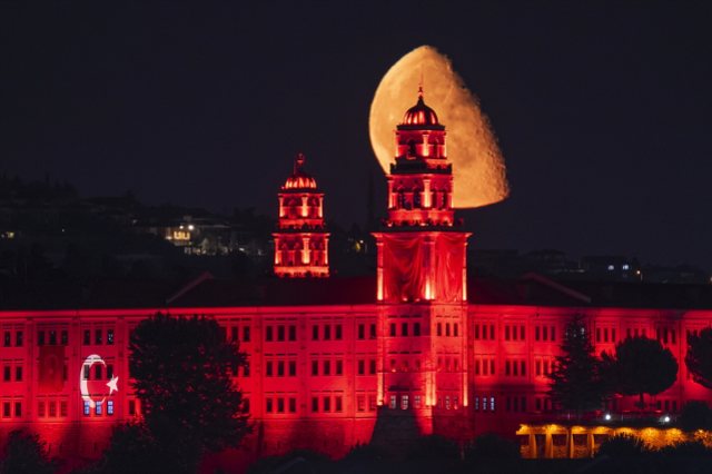 İstanbul'da büyüleyen görüntü: Yarım Ay Selimiye Kışlası'yla aynı karede