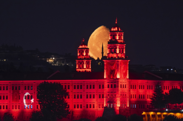 İstanbul'da büyüleyen görüntü: Yarım Ay Selimiye Kışlası'yla aynı karede
