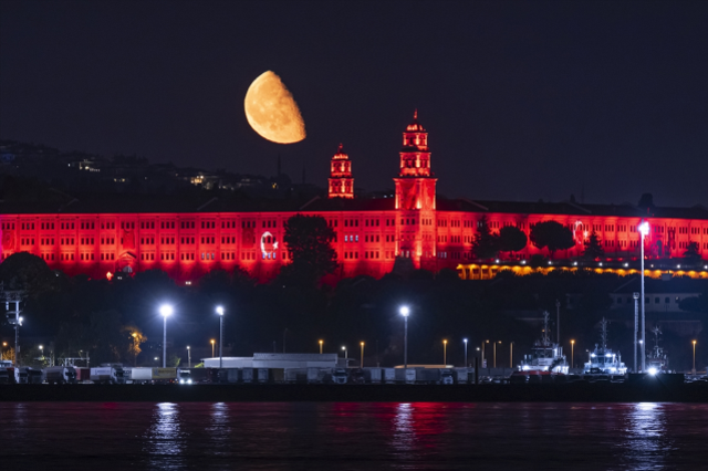 İstanbul'da büyüleyen görüntü: Yarım Ay Selimiye Kışlası'yla aynı karede