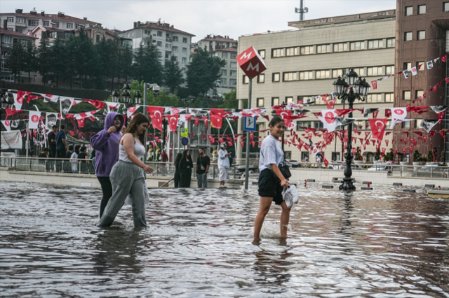 Ankara'da hayat durdu! Araçlar sel sularında sürüklendi