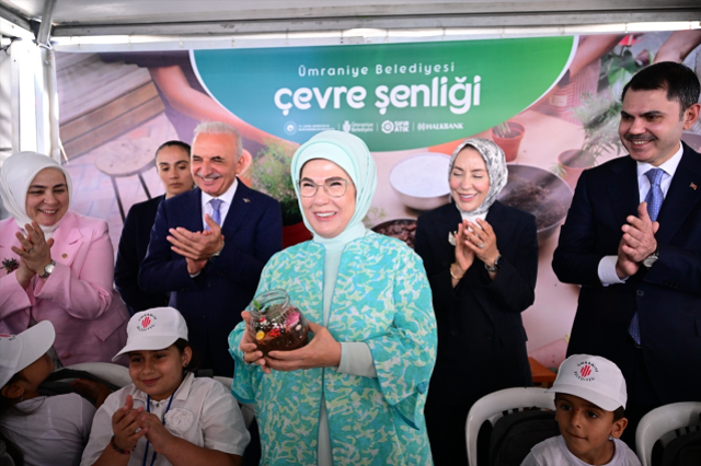 Emine Erdoğan Çevre Şenliği'ne katıldı, çocuklarla teraryum yaptı