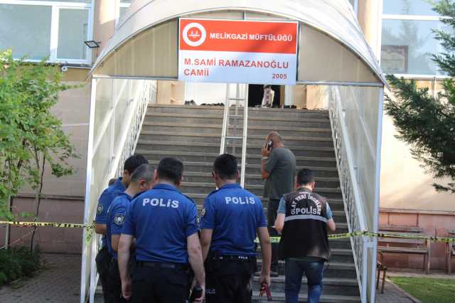 Husumetlisini camide namaz kılarken boğazını keserek öldürdü