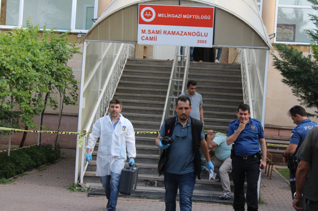 Husumetlisini camide namaz kılarken boğazını keserek öldürdü
