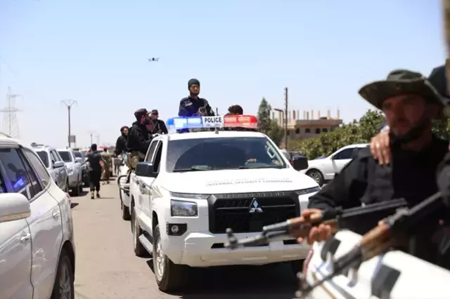 Suriye yönetimi, çatışmaların devam ettiği Süveyda'da yeniden konuşlanmaya başladı