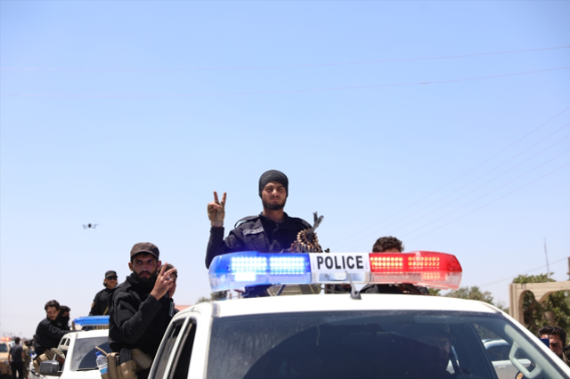 Suriye yönetimi, çatışmaların devam ettiği Süveyda'da yeniden konuşlanmaya başladı