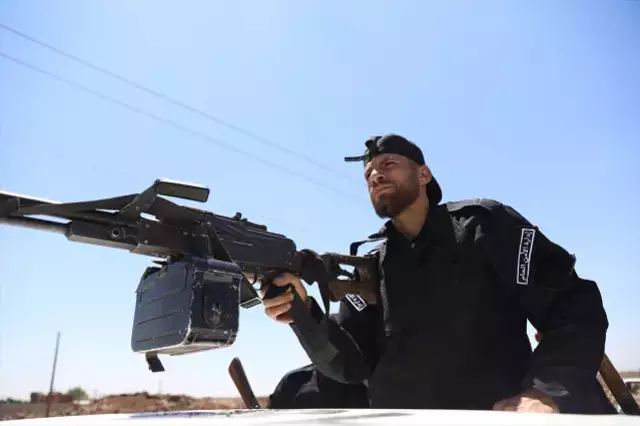 Suriye yönetimi, çatışmaların devam ettiği Süveyda'da yeniden konuşlanmaya başladı