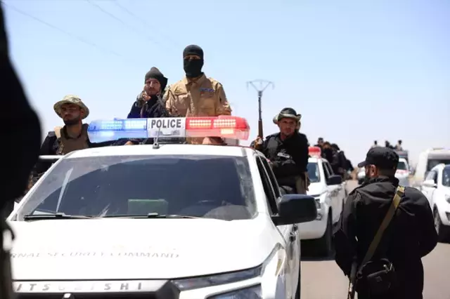 Suriye yönetimi, çatışmaların devam ettiği Süveyda'da yeniden konuşlanmaya başladı