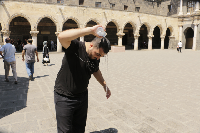 Diyarbakır'da termometre 47 dereceyi gösterdi: Çocuklar havuzlara, yetişkinler camilere akın etti