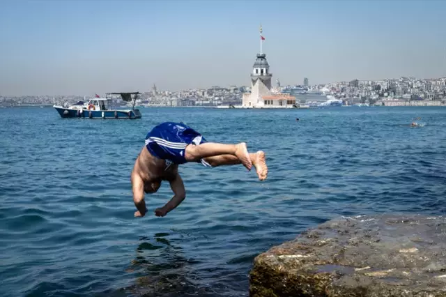 İstanbul'da nemli ve sıcak havadan bunalan vatandaşlar, Üsküdar sahilinde denize girerek serinledi. 