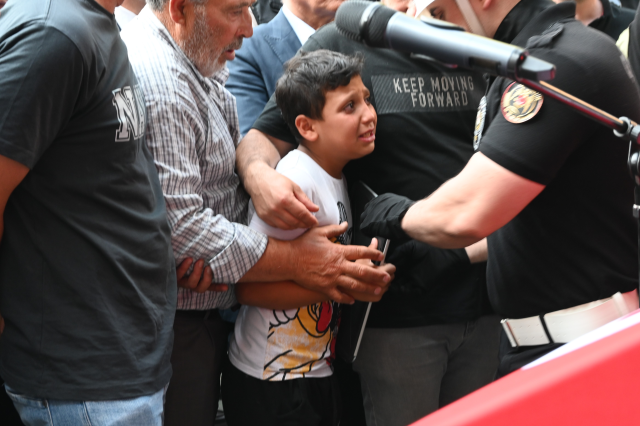 Yangın şehidinin oğlu 'Baba, ben sensiz ne yapacağım?' diye feryat etti