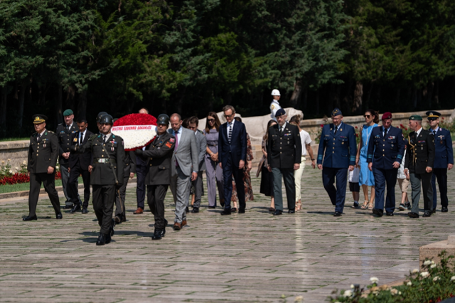Belçika Savunma Bakanı Atatürk'ün mozolesinin önünde diz çöktü