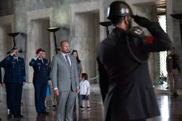 Belçika Savunma Bakanı Atatürk'ün mozolesinin önünde diz çöktü