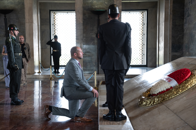 Belçika Savunma Bakanı Atatürk'ün mozolesinin önünde diz çöktü