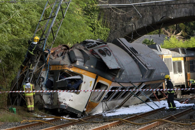 Almanya'da yolcu treni raydan çıkarak devrildi: 3 ölü, 34 yaralı