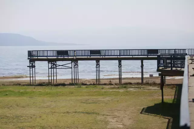 İznik Gölü'nde bir dönem deniz otobüsünün yanaştığı iskele karada kaldı