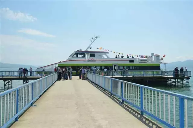 İznik Gölü'nde bir dönem deniz otobüsünün yanaştığı iskele karada kaldı