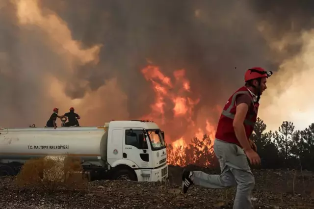 Bursa'da yangınla mücadele eden ekipler sabah namazını aracın üzerinde kıldı