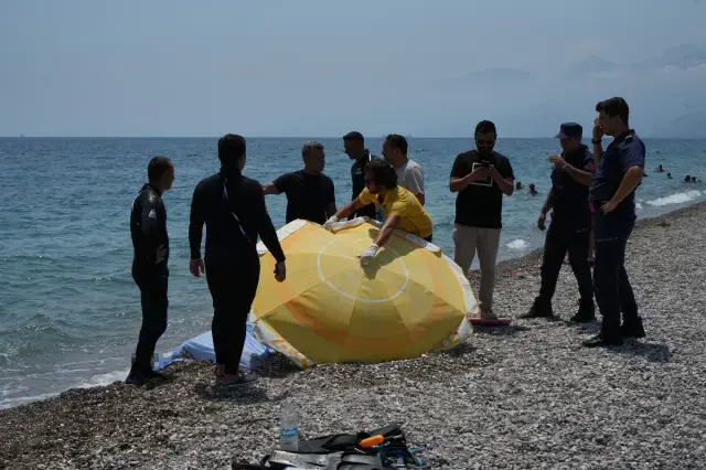 Konyaaltı Sahili'nde vücudunda kesikler bulunan erkek cesedi bulundu