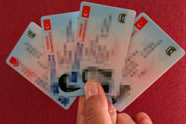 Ehliyet yenileme harcı cep yakacak! Büyük zam öncesi Nüfus Müdürlüğü'nde kuyruklar oluştu