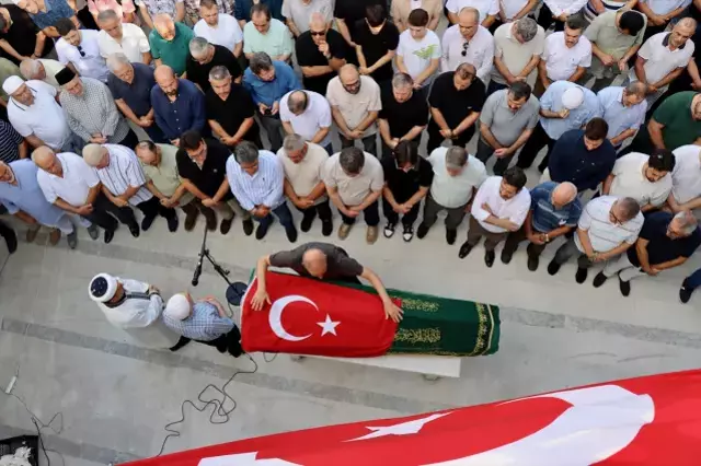 Oğlunun cenaze namazını kıldırdı